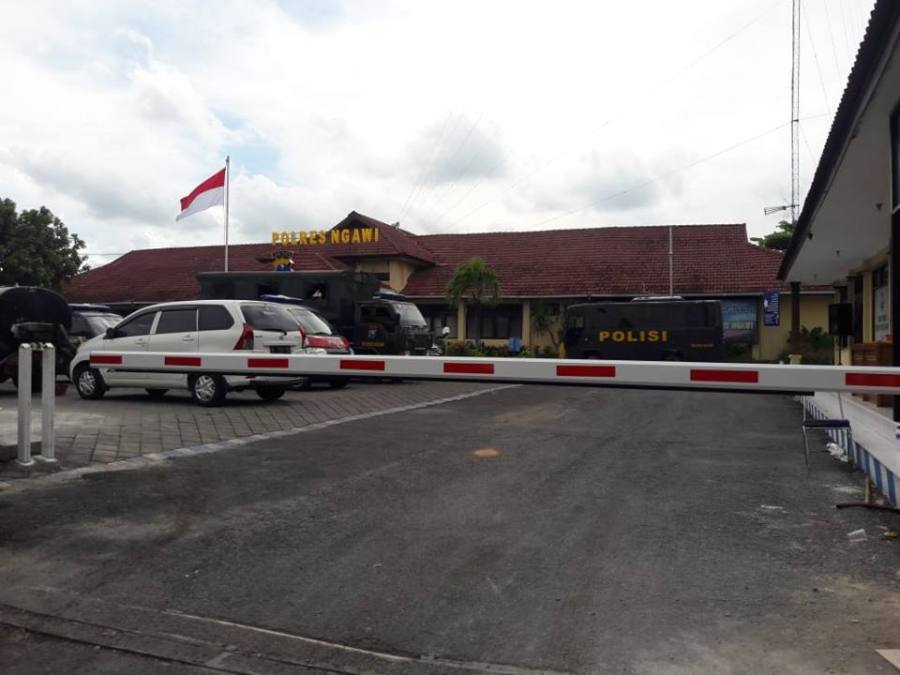 Palang Parkir Otomatis di Polres Ngawi